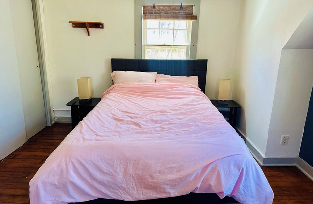 Charming studio apartment in East Hampton with WiFi, AC
