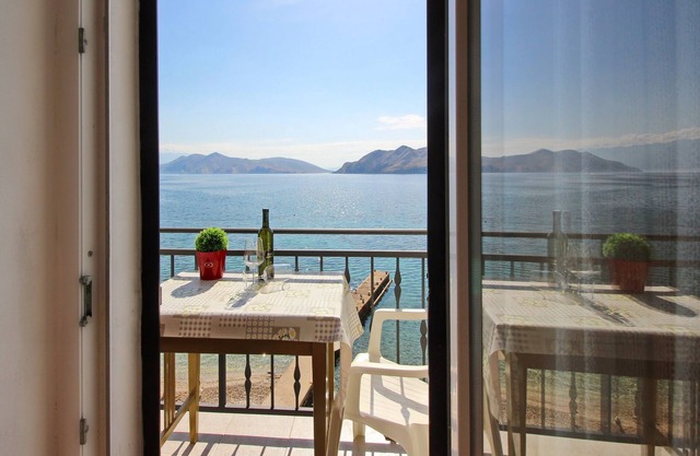 Charming studio for 2 persons with balcony and sea view Mihovil