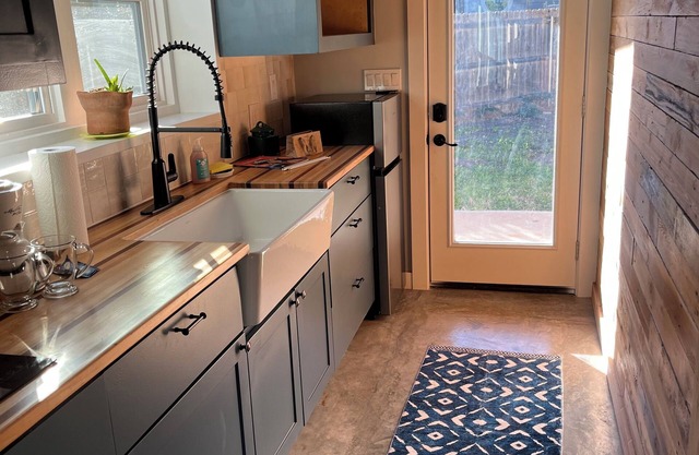 Charming studio in marvelous Austin with WiFi, TV, pickleball and lake access