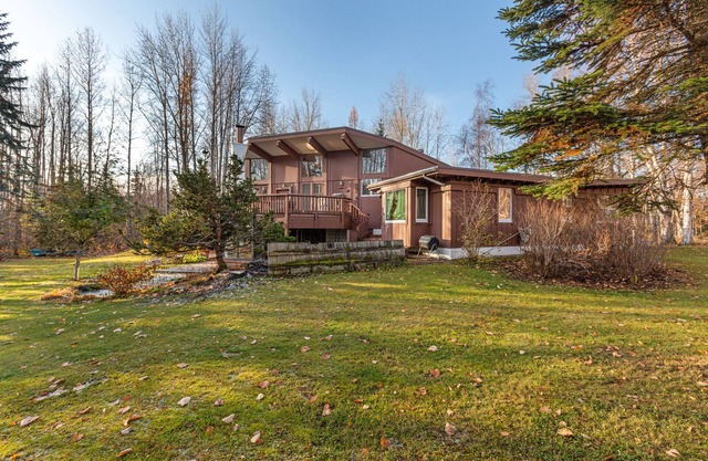 Charming studio on three acres with a back deck - close to university - dogs OK