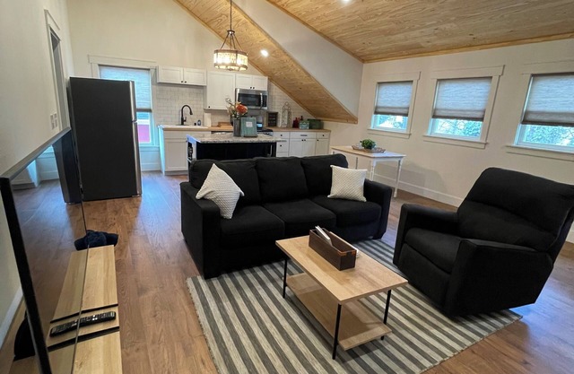 Charming studio above garage apt located close to Downtown Hendersonville!