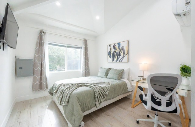 Charming studio with WiFi and AC In Hayward