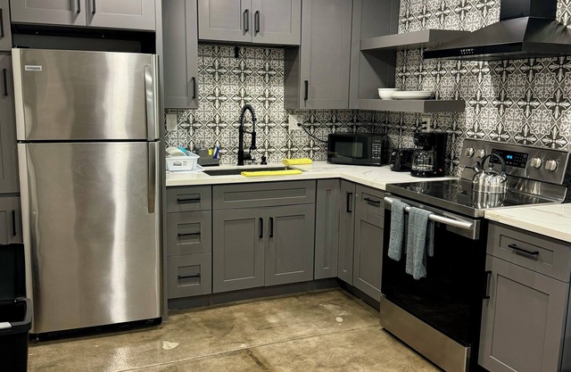 Charming studio with WiFi and AC in enchanting downtown Fresno.