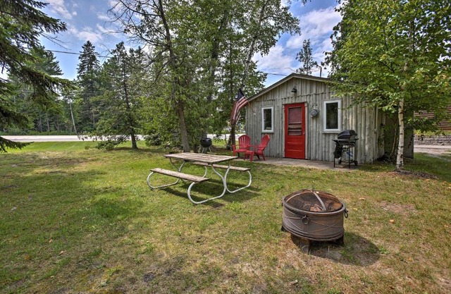 Charming Suttons Bay Cottage with Shared Waterfront!