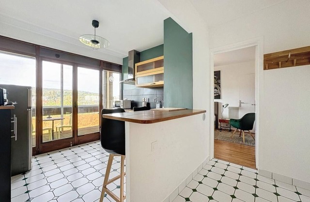 Charming T2 with Balcony and Garage