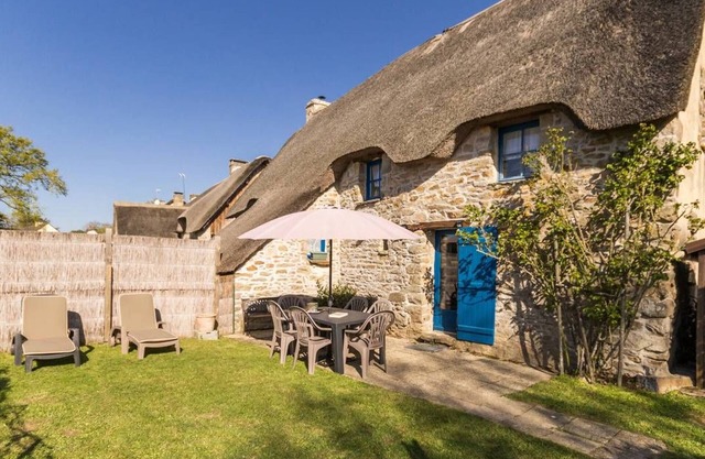 Charming Thatched Cottage in Brière Park, Cozy Fireplace, WiFi, Garden, Close to Guérande