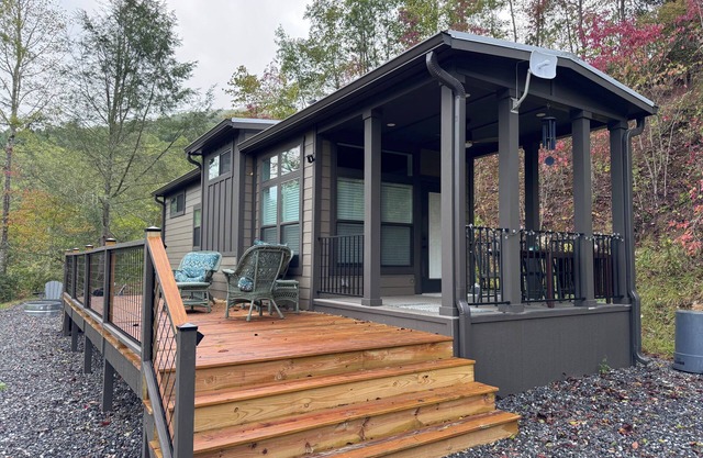 Charming Tiny Home with WiFi and AC in beautiful Cowee Valley Franklin Nc