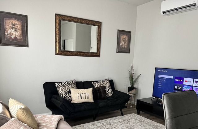 Charming Townhome near Tacoma Dome