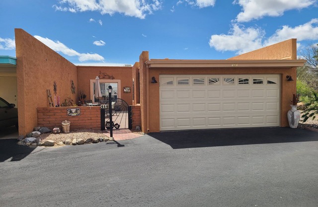 Charming townhome with AC in Green Valley. Utilities and wireless WI-FI incl.