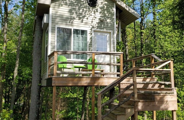 Charming Treehouse with Lake View and Access