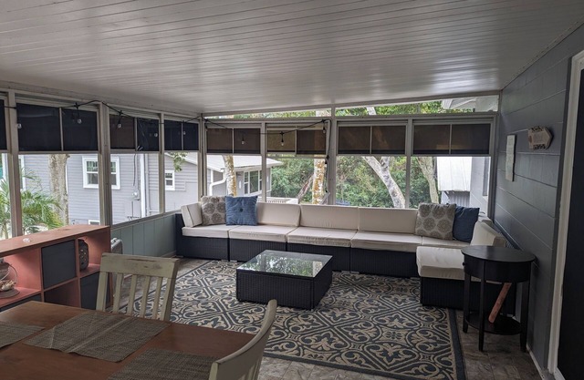 Charming, treetop Indian River Hideaway