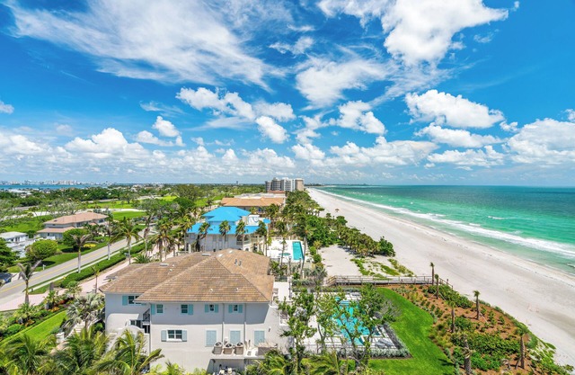 Charming upper floor condo with Pool, Hot Tub, Tennis Courts and Fitness Center