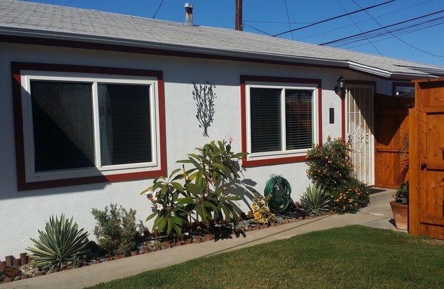 Charming Vacation Flat: 5-minute walk to beach!