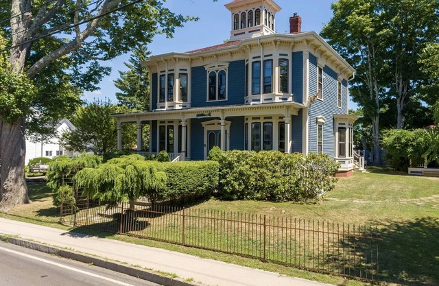 Charming Victorian Estate with AC, WiFi with water views in East Boothbay