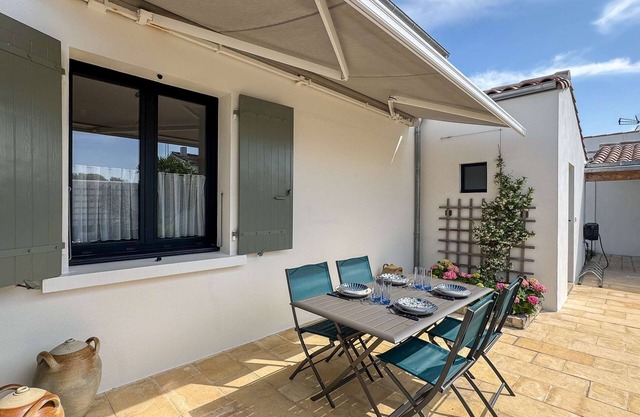 Charming villa facing the sea parking and garden