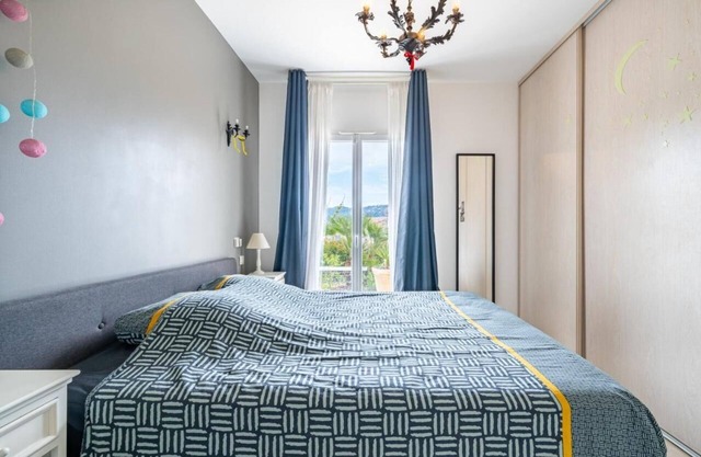 Charming villa, private pool, wood-burning oven, bbq, boule games and garden.