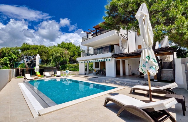 Charming Villa, quiet location, stunning view and infinity pool is all you need