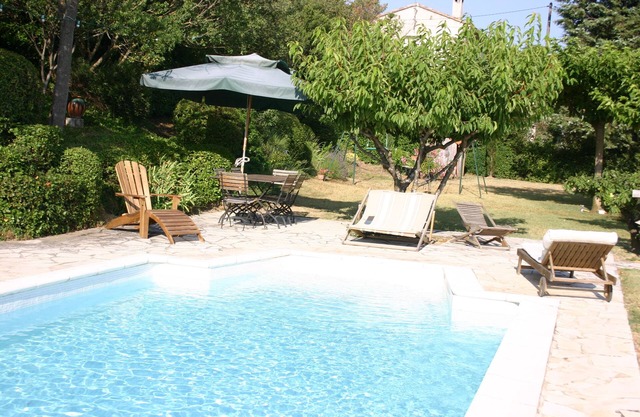 Charming villa with large garden and swimming pool in the heart of the Provencal countryside.