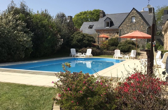 CHARMING VILLA WITH HEATED SWIMMING POOL, rated 4 *.