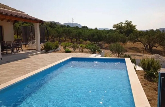 Charming villa with 3 bedrooms and WiFi, AC in enchanting Grebaštica