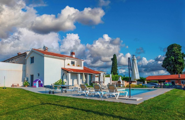 Charming villa with pool for 7 people