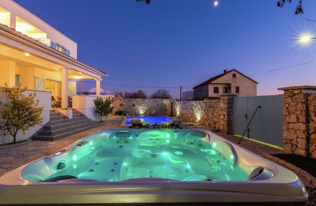 Charming villa with private heatable pool
