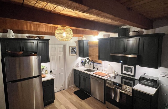 Charming West Harwich Cottage, Newly Renovated, cozy but convenient location