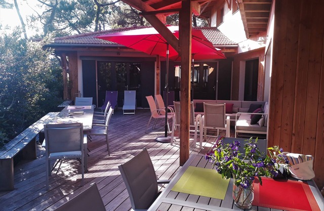 Charming wooden new villa for 12 of 250 m2, 2 steps from center of Le Moulleau.