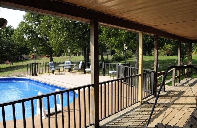 Charmingly Country, Quiet, with POOL, yet 30 Minutes from Lake Area