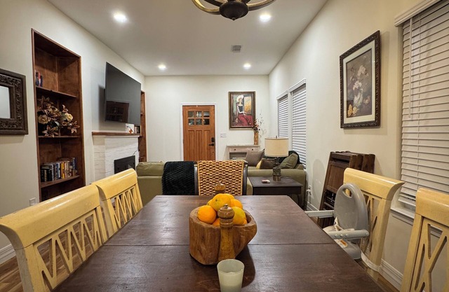 Charmingly located 3/2 house in Pensacola with many amenities