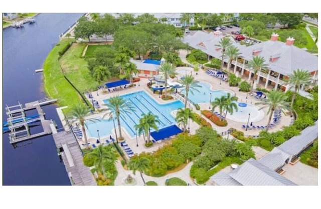 Chateau Blue Haven 3-bed 3 Bath in amazing Sunny Apollo Beach w/pool, bar, gym.