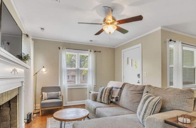 Chateau Divine- Pet Friendly Charm 3mi to Downtown