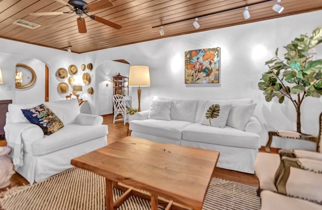 Chateau Mango, historic cottage with a pool!