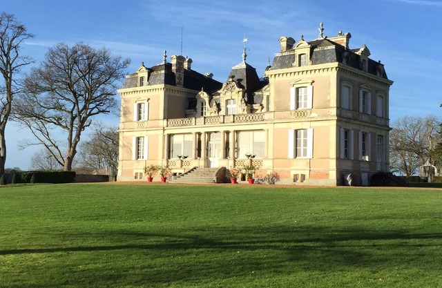 Chateau with beautiful views. Very calm. Swimming pool. 14 people