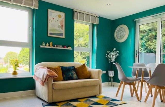 Cheerful 2-bed townhouse in Wakefield with parking