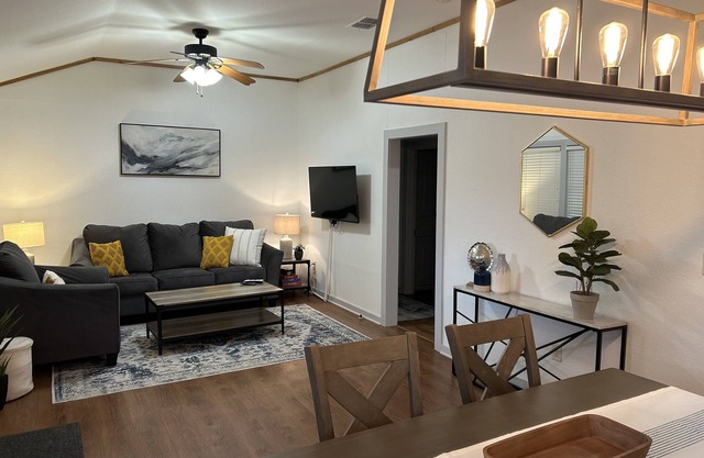 Cheerful 2 Bedroom in Shiner - Close to Downtown