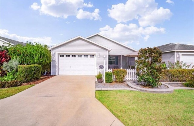 Cheerful 2 Bedroom Villa with Golf Cart and a GREAT Location!