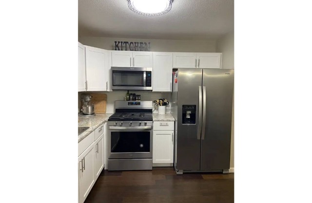 Cheerful 3 bedroom home waiting your arrival!