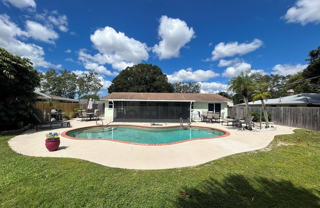 Cheerful 3 Bedroom Home with Pool-No pets Please!