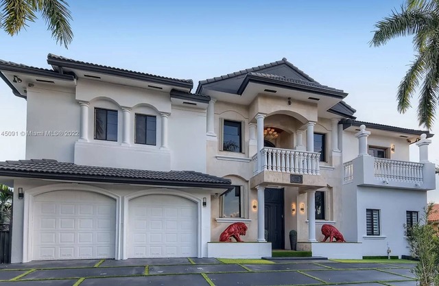 Cheerful 4-bedroom villa with pool!n