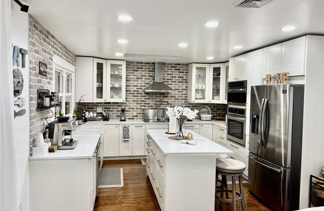 Cheerful 4-Bedroom Lake Home with fire place