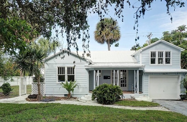 Cheerful 4 Bedroom Bungalow in Lakeworth