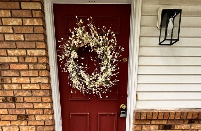 Cheerful 4 Bedroom Home Near Interstate