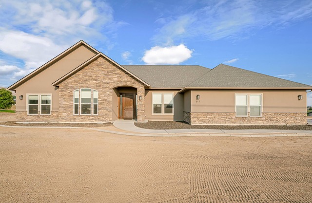 Cheerful 4-bedroom home with breathtaking views.