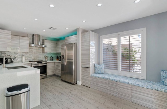 Cheerful 5-Bedroom Home with hot tub