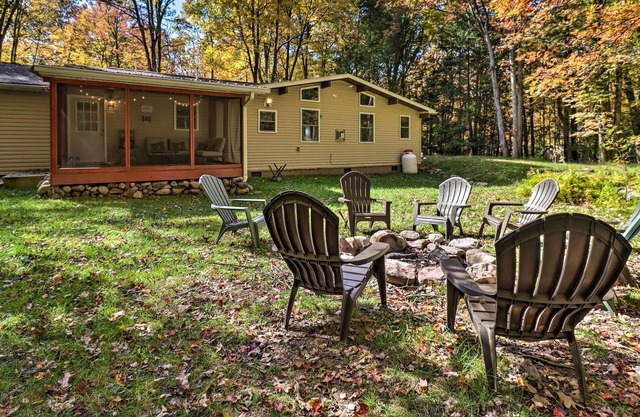 Cheerful Cabin ~ 15 Mi to Jack Frost Ski Area