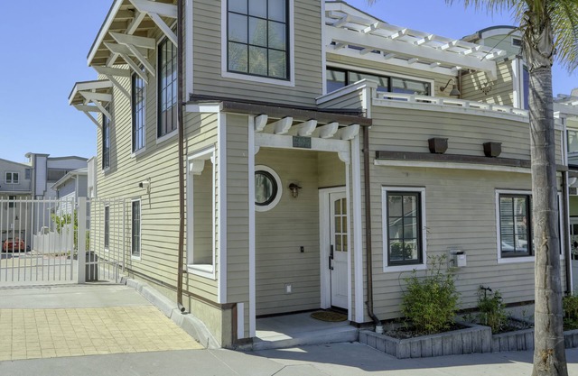 Cheerful Condo 3 min Walk to Beach - Pet OK