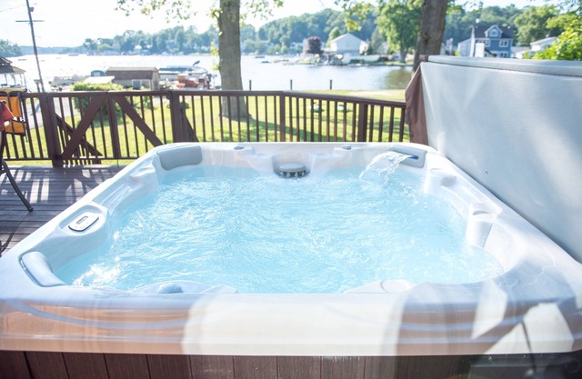 Cheerful Cottage with hot tub