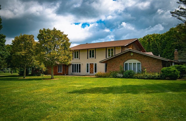 Cheerful Family Manor- Sleeps 25 w/hot tub and private pool in Amish Country