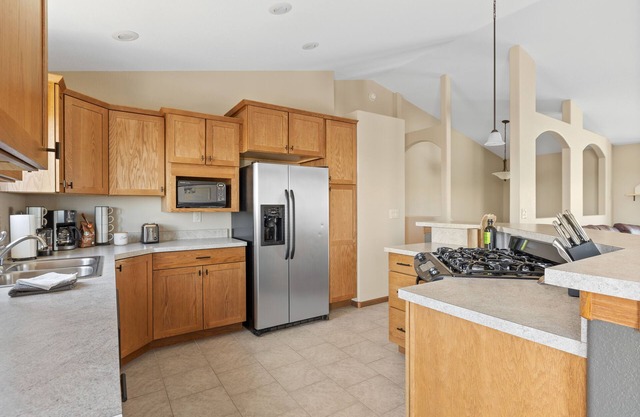 Cheerful Home, Convenient, Close to Everything!